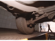 Podobno w elektrykach się nie ma co psuć, a niemal połowa Tesli nie przechodzi przeglądu