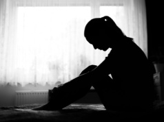 Stawiamy na siebie i... gubimy siebie. "Dobrostan buduje się w relacjach, nie izolacji"