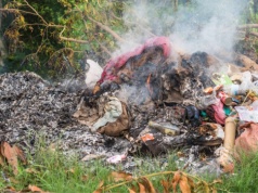 Kary za palenie śmieci na podwórku – palić nie wolno niczego!