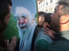 Iran po śmierci Chameneiego. Rozpoczyna się proces przekazania władzy