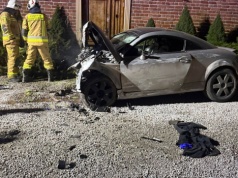 Groźny wypadek w Markowej. Auto uderzyło w przystanek i budynek