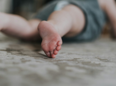 Zabawa, która najlepiej rozładowuje napięcie u dziecka. Znacie "zawijanie w naleśnika"?