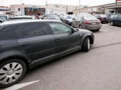 Kto ma pierwszeństwo na parkingu przy markecie? Przepisy nie są oczywiste