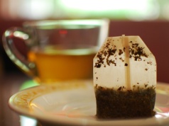 Do którego kosza wrzucasz torebki po herbacie? Większość z nas popełnia błąd