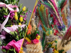 Czas zbierać bazie, kolorową bibułę i kwiaty. Już niedługo Niedziela Palmowa