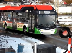 Wjechał autobusem na zamknięty przejazd i ponad minutę czekał na pociąg