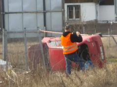 Dachowanie na DK5 w Piechowicach. Samochód wylądował poza jezdnią.