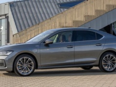 272 KM w hybrydzie plug-in. Nowa Skoda Superb Hatch iV staje na szczycie gamy