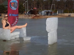 Zjawiskowe skoki i lodowy fotel z telewizorem (ZDJĘCIA)