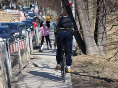 Ciepły weekend w Krakowie. Na Piastowskiej iskrzy między pieszymi a rowerzystami