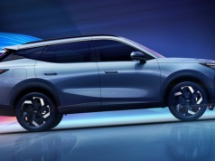 Omoda 7 potanieje szybciej, niż się wydaje. Ma gorsze osiągi niż słabszy Baic 7, a bagażnik jak Renault Clio