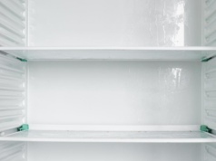 Problem z wodą w lodówce? Przyczyna może być banalna. Sprawdź miejsce, którego nikt nie czyści