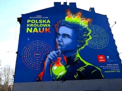 Świecące murale Marii Skłodowskiej-Curie w Polsce. Jeden z nich powstał w Krakowie