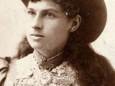 W wieku 8 lat nauczyła się strzelać. Później zdobyła sławę jako 