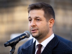 Jaki przypadkiem poparł LGBT. Miało być o 