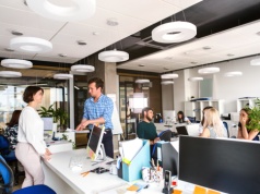 Adultyzm w miejscu pracy? Młodzi skarżą się na dyskryminację