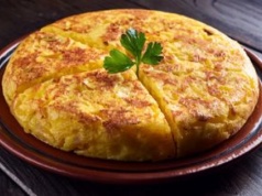 Mieszam jajka z ugotowanymi ziemniakami i wylewam na patelnię. Wystarczy pół porcji, by najeść się do syta