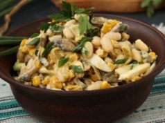 Tylko 4 składniki i majonez. Postaw tę sałatkę pieczarkową obok jarzynowej, a zniknie jako pierwsza