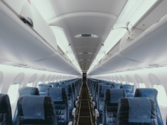 Samoloty bez klasy biznes. Naukowcy wskazują drogę do redukcji emisji CO2