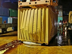 W Małaszewiczach kontener spadł z wysokości. Strażacy walczą z wyciekiem oleju