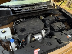 Przy oględzinach auta przyda ci się węch. Otwórz maskę i powąchaj olej. Zapach mówi wiele o jego stanie