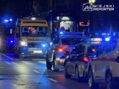 Wtargnęła na torowisko zza tramwaju. Kobieta po potrąceniu w stanie krytycznym