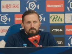 Trener Rakowa po meczu wypalił o sędziach. "Trudno się gra przeciwko trzynastu"
