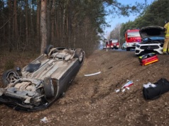 Zderzenie i dachowanie na DW 631. Jedno auto dachowało kierowca pod wpływem narkotyków