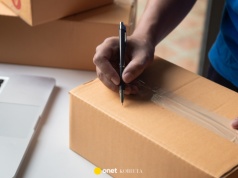 Chciał wysłać bransoletki do USA. 