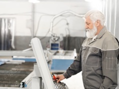 Jak automatyczne myjnie przemysłowe ograniczają przestoje i obniżają koszty produkcji