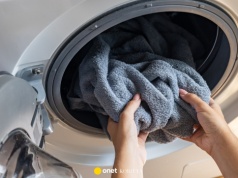 Jak prać ręczniki, by nie zniszczyć ubrań? Poznaj kluczowe zasady