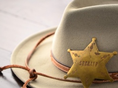 Oskarżony o morderstwo kandyduje na szeryfa. 