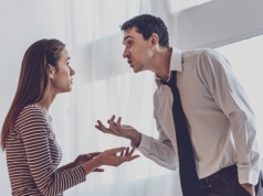 Coraz więcej przemocy domowej w Warszawie. Liczba niebieskich kart rośnie lawinowo