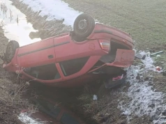 Pilne! Opel dachował w przydrożnym rowie