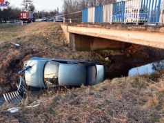 Audi w rzece po zdarzeniu drogowym w Ujazdowie. 33-latek miał ponad 2 promile alkoholu