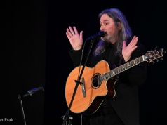 Jan Kondrak z koncertem w Raciborzu – poezja, muzyka i klasyka bardów