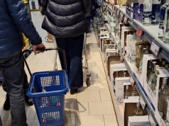 Zwrócił uwagę, że w kolejce w Lidlu, ludzie stoją przy alkoholach. Oberwał. 