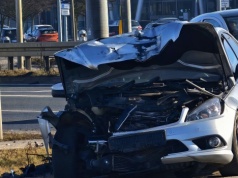 Mercedesem roztrzaskał tył busa (ZDJĘCIA)