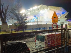 Nielegalnie odpalone race na meczu Stali Rzeszów i Ruchu Chorzów. Jest postępowanie policji