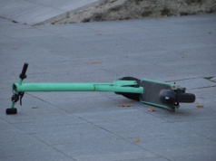 Nowe zasady dla użytkowników hulajnóg elektrycznych. Zmiany od 3 marca i obowiązkowe kaski od czerwca