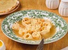 Zapomnij o makaronie! Rosół z wytrawnymi naleśnikami podbija stoły