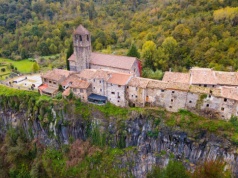 To miasteczko stoi na klifie i wygląda jak z filmu. Zachwyca i przeraża jednocześnie