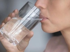 Picie gorącej wody rano naprawdę pomaga? Jest coś ważniejszego