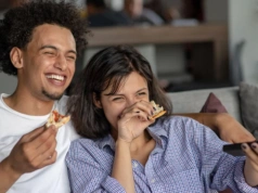 Telewizja bez kabli – jak działa nowoczesny pakiet TV z internetem światłowodowym?