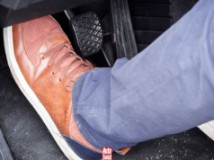 Puszczać sprzęgło czy wciskać gaz? Nieumiejętna jazda szybko niszczy auto