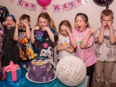 Zorganizowali przyjęcie urodzinowe. "Nikt nie pomyślał, by młodszej córce kupić nawet czekoladę"