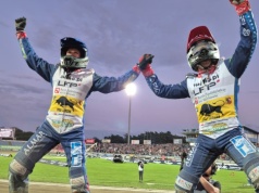 Żużel. Unia Leszno pokazała kevlary! Parnicki i Mania skoczyli ze spadochronem!