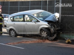 Kierująca Toyotą wjechała w znak, ścięła latarnię i uderzył w ekran dźwiękochłonny