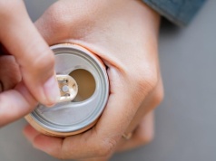 Nie wyrzucaj zawleczek od puszek, a zawieś w ogrodzie. Genialne rozwiązanie zaskakuje efektem