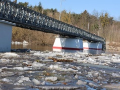 Zatory lodowe na Wkrze. Służby w gotowości